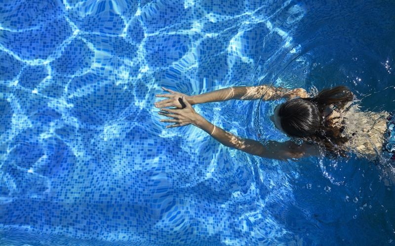 a person swimming in a pool